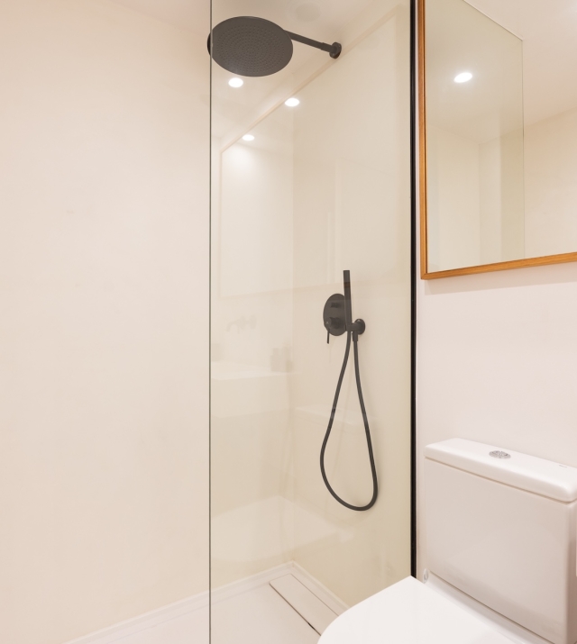 Resa Estates 3 slaapkamers Talamanca te koop sale Ibiza shower 2 bathroom.jpg